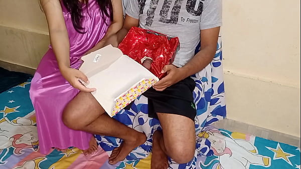 Ibu Tiri India Dapat Kejutan Kue Spesial Di Hari Ulang Tahun Dengan Suara Hindi Yang Menggoda