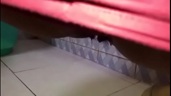 Desi Pacar Manis Mengencingi Ranjang