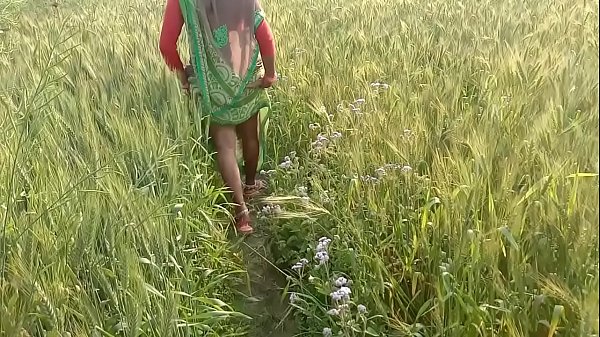 Desi Bhabhi Garmi Se Bharpur Gaon Mein Khule Aasman Ke Neeche Chudai