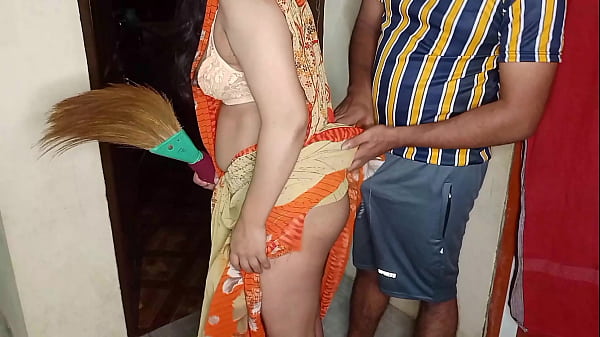 Menggoda Ibu Tiriku Yang Seksi Di Pagi Hari Saat Dia Membersihkan Rumah