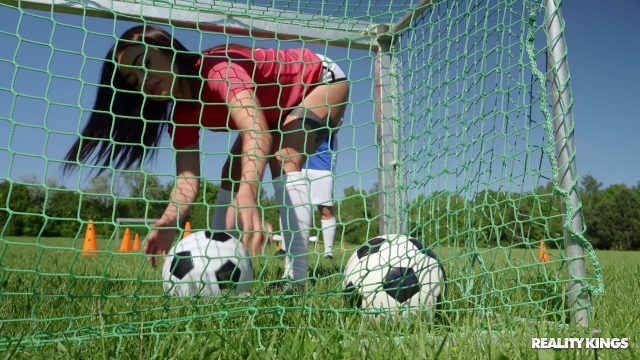 Martina Smeraldi: Penghisap Kontol Pemain Bola Yang Menggila