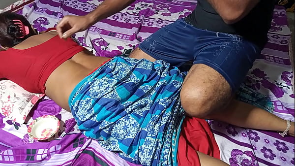 दोस्त की गर्म माँ ने मालिश के बहाने मेरी लंड को अपनी चूत में उतार लिया – जोरदार हिंदी आवाज में