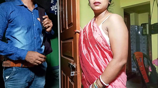 ब्रा बेचने वाले ने भाभी को लुभाकर किया गर्म मजा, हिंदी में गंदी आवाज