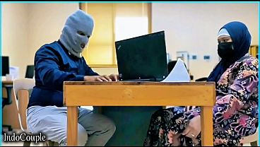 Istri Berhijab Yang Nakal Menggoda Teman Kantor, Sekretaris Genit Itu Lagi Asyik Memuaskan Kemaluannya Dengan Vibrator Kesayangan.
