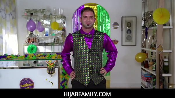 Violet Gems, Si Gadis Berhijab Yang Seksi, Menikmati Sesi Mainan Manik-manik Panas Sebelum Mengasah Keahliannya Melayani Nicky Dengan Mulut Menggoda.