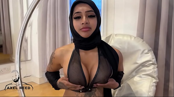 Gadis Muslim Berjilbab Dari Arab Digoyang Ganas Oleh Lelaki Berotot