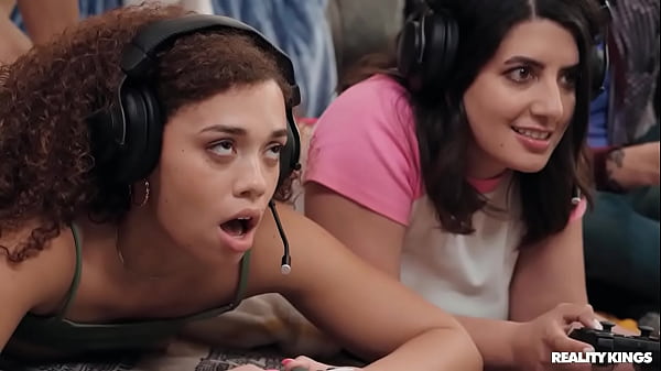 Mode Co-op Untuk Cewek Gamer Yang Panas / Reality Kings