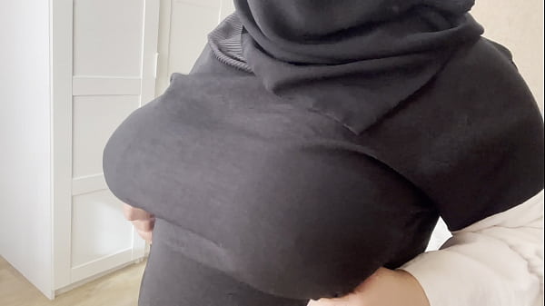 Istri Arab Teman Memamerkan Payudara