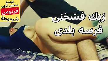 زوجة أبي المصرية المثيرة، فردوس الأربعينية المطلقة، تُمارس الجنس بشراهة مقابل المال على سرير زوجها كل فجر