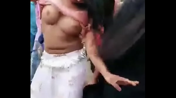 Tarian Jalanan India Panas Dengan Payudara Terbuka