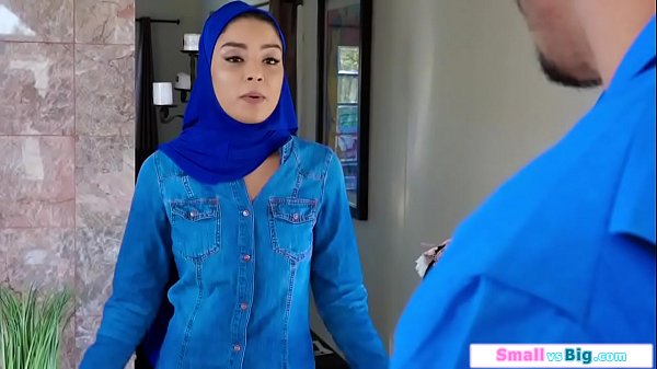 Gadis Arab Digoyang Dua Pria Besar