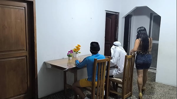 Seorang Latino Dan Teman Arabnya Berkunjung Ke Kolombia Untuk Urusan Bisnis! Si Latino Yang Bergairah Menggoyang Pelayan Yang Melayani Mereka.