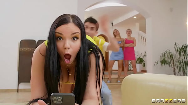 Pukul Pantat, Sentuh Dua Lubang Memek, Nikmati Adegan Panas Dari Brazzers
