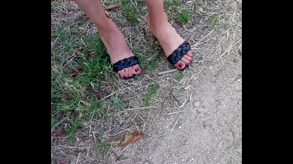Pelacur Arab Milf Dengan Jari Kaki Dan Tumit Seksi Yang Menggoda