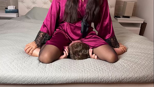 Duduk Kasar Di Wajah Dengan Tamparan Oleh Perempuan Asia Berjubah Malam Dan Mulut Tersumbat Celana Dalam