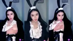 Helena Asyik Mengulum Payudaranya Sendiri