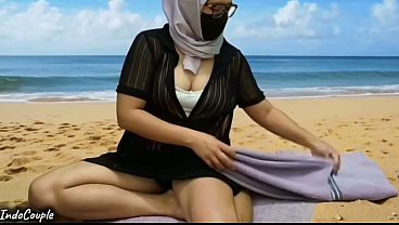 Muslimah Berhijab Berani Bercinta Di Pantai Umum Dengan Pria Asing