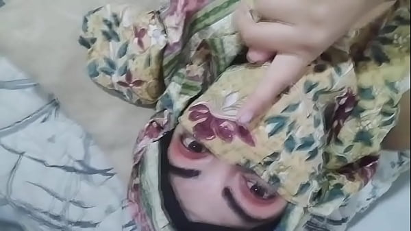 Istri Arab Berjilbab Kesepian Mengocok Memek Sampai Muncrat Orgasme Basah Sementara Suami Sedang Sholat Di Ruang Lain