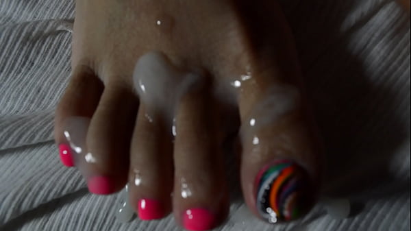 Mengecup Kaki Seksi Istri Asia Sampai Keluar