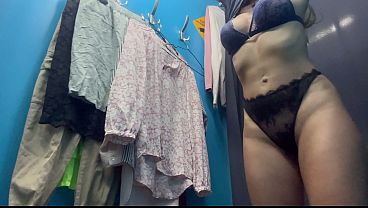 Ganti Baju Di Ruang Ganti, Ada Kamera Tersembunyi, Cewek Rusia Montok Dengan Puting Menonjol.