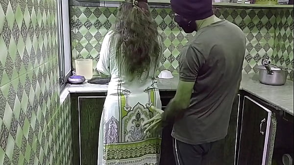 Bhabhi Kesepian Digituhin Di Dapur Sambil Masak, Ekspresi Mendesah Menggairahkan