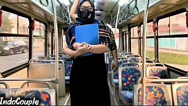 Istri Muslim Pulang Kampus Naik Bus Sendirian, Tiba-tiba Cowok Asing Ngewe Dia Di Atas Hijab