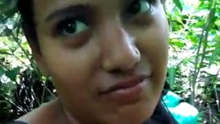 Cewek Imut Lagi Ngewe Sama Pacar Di Tengah Hutan