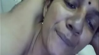 Tamil Aunty Telanjang Di Video Call, Pamer Tetek Gede Sambil Crot-crotan