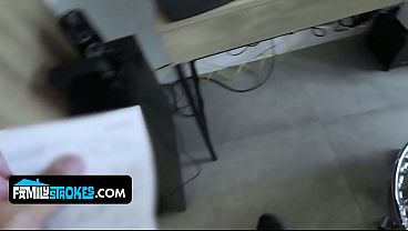 Anak Tiri Cewek Latin Yang Masih Muda Memikat Ayah Tirinya Dengan Tubuh Kencangnya Yang Menggoda.