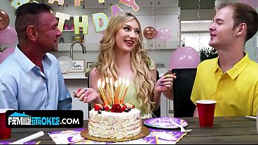 Anak Tiri Mungil Dengan Payudara Alami, Daisy Lavoy, Menggoda Dan Naik Ke Atas Kontol Bapak Tirinya.