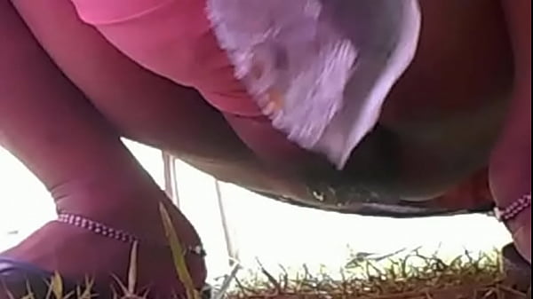 Desi Ngocok Sambil Pipis Di Depan Kamera.