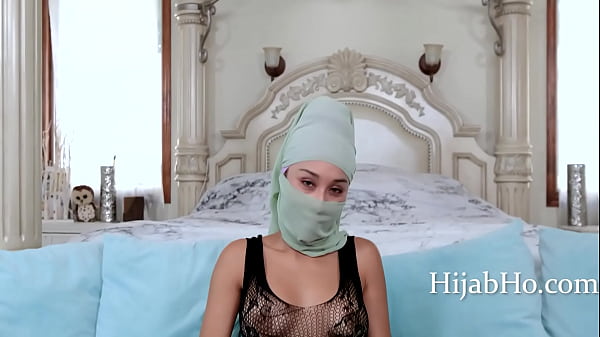 Ibu Tiri Berhijab Bikin Tenang – Cali Lee, Tubuh Mulus Bikin Hati Bergetar