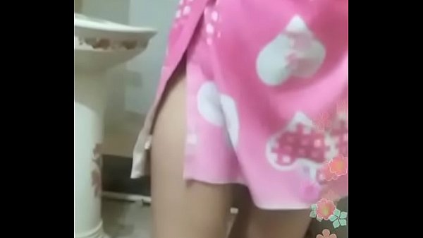 Mandi Di Kamar Mandi, Basah Kuyup, Badan Menggigil Kedinginan
