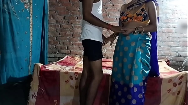 भाभी ने देवर के साथ मस्ती में ऐसा गरमा-गरम सेक्स किया कि दोनों के छूटे हुए कपड़े और चीखें कमरे में गूंजती रहीं।
