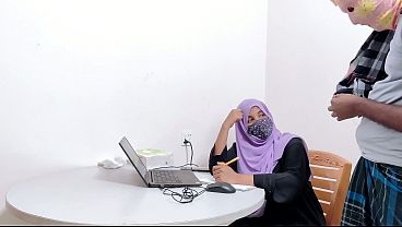 Bankir Hijab Seksi Digebuk Petani Desa, Crot Di Memek