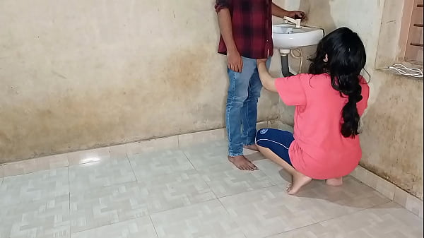 Bhabhi Ne Jawaan Plumber Se Apni Chut Ki Pyaas Bujhayi, Garam Sexy Xxx Awaz Mein.