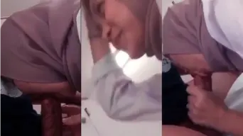 Cewek Ukhti Senyum Manis Lalu Ngewe Di Mulut Sambil Ngeloyor