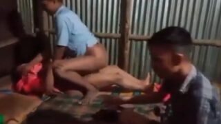 Tiga Cowok Kampung Ngewe Bareng Pelacur Murahan Di Video Mms