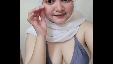 Awal-awal Nge-twerk Pake Hijab, Goyangannya Bikin Makin Panas.