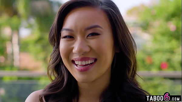 Ngebut Bareng Kimmy Kimm, Cewek Asia Mungil Yang Doyan Dijitak Pantatnya.