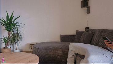Ibu Tiri Lihat Anak Tiri Lagi Tegang Pas Bersihin Rumah, Langsung Bantuin Crot Di Pantat Montoknya.