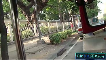 Ibu-ibu Thailand Nakal Dicolong Tuk-tuk, Naik Kontol Besar Di Jalanan.