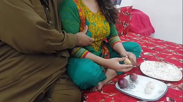 Bantu Ibu Tiri Potong Sayur, Lalu Ngentot Pantat Besarnya, Dia Selingkuhin Bapak Tiriku, Suara Hindi Jelas