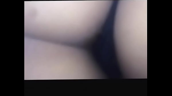 بنت عربية نار تحت السن بتكشف طيزها عالعلن