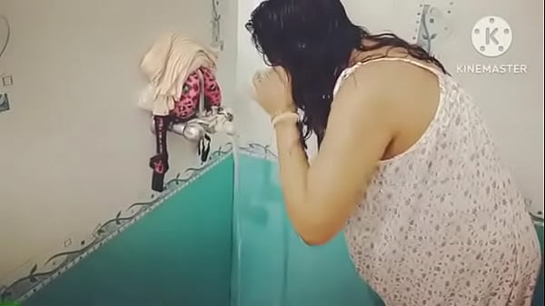Desi Mandi Basah Kering, Nungging Di Depan Kamar Mandi.