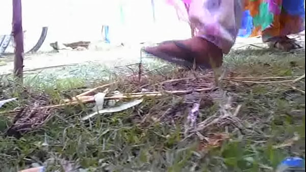 Desi Ngocok Sambil Ngompolin Lantai