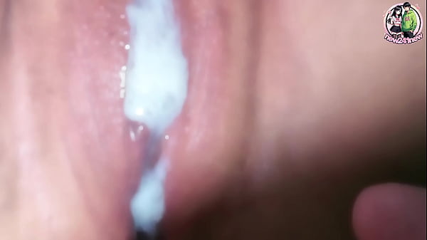 สาวไทยหีแตกตอนผัวไม่อยู่ โดนเย็ดคาชุดนอนจนน้ำแตกในหี Creampie สไตล์ไทยจี๊ด