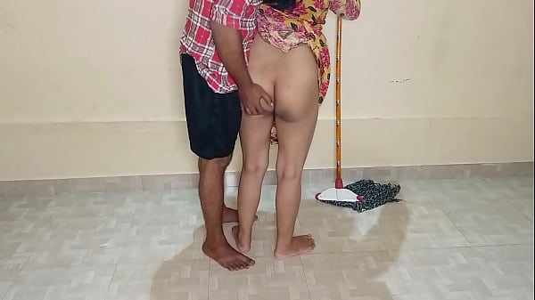 কামওয়ালি বুয়া কামরায় পোঁছা দিতে দিতে জোর করে লণ্ড চুষে নিল, তারপর জোরে চুদলো! খোলা হিন্দি আওয়াজে।