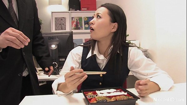 Wanita Kantor Jepang Nyempil Mulut Di Batang Kontol Bos.