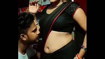 Desi Bhabhi Saree Pusar Basah Menggoda